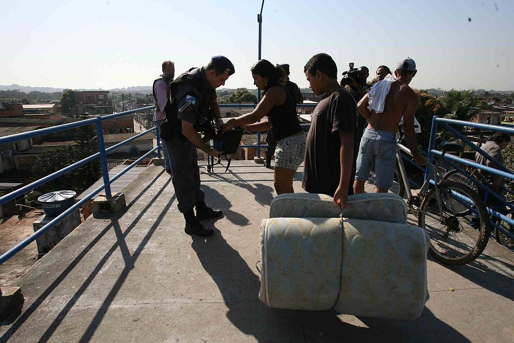 Polícia fez uma varredura, revistando de caixas d água a bolsas de mulheres e mochilas de crianças | Severino Silva/Agência O Dia