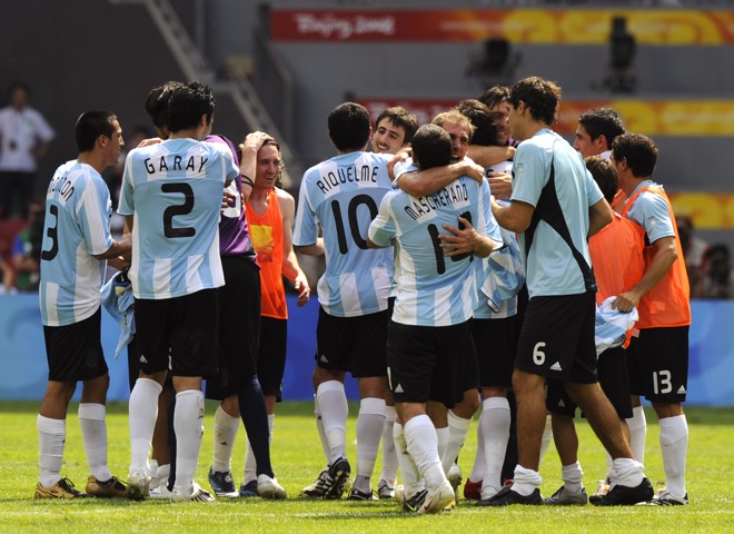 Depois de superar a Nigéria, argentinos comemoram o bicampeonato olímpico conquistado em Pequim | 