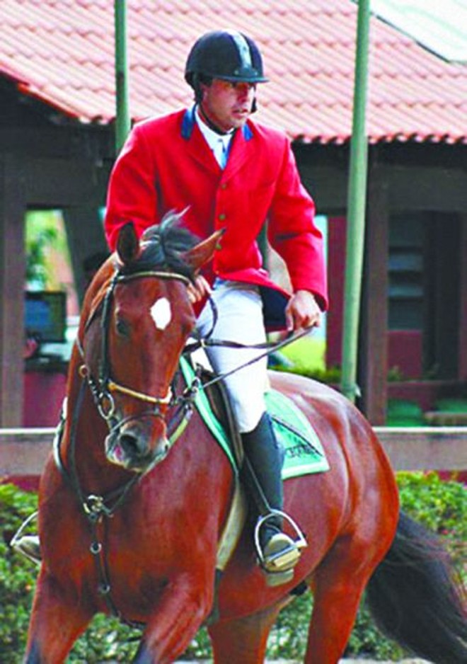 Marialvo e garboso- Sérgio Abbib Fº monta Lotz, em tarde vitoriosa, na prova alusiva aos 154 anos da Polícia Militar do Paraná, que hoje recebe para concerto sinfônico no Teatro Guaíra. Na Hípica, Abbib mostrou ser marialvo, adjetivo que, em português castiço, classifica o cavaleiro que não cai do cavalo |