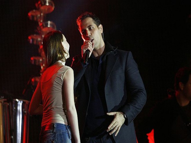 Vocalista Sebá canta para fã em gravação de DVD na Pedreira Paulo Leminski | 