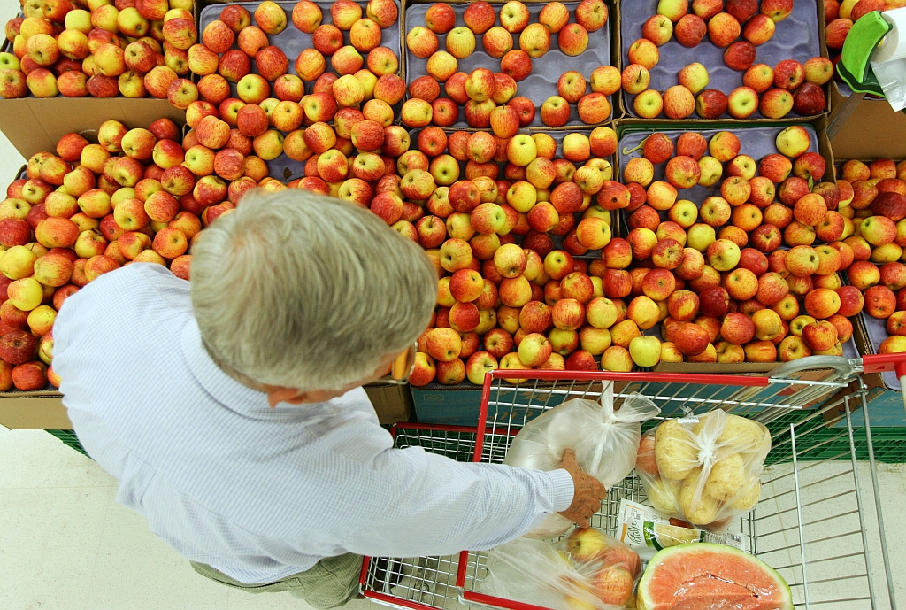 Alimentos mais caros influenciaram resultado da pesquisa: vendas em supermercados ficaram abaixo da média nacional. | Daniel Castellano/Gazeta do Povo