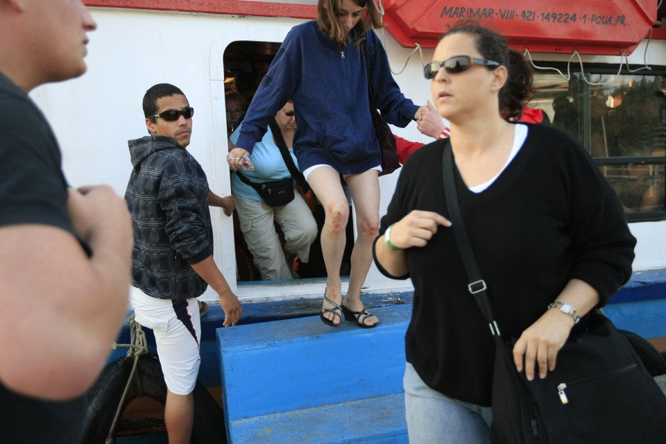 Depois de atendimento, turistas alemães desembarcam em Pontal do Sul. Alguns com ferimentos | Antonio Costa/Gazeta do Povo