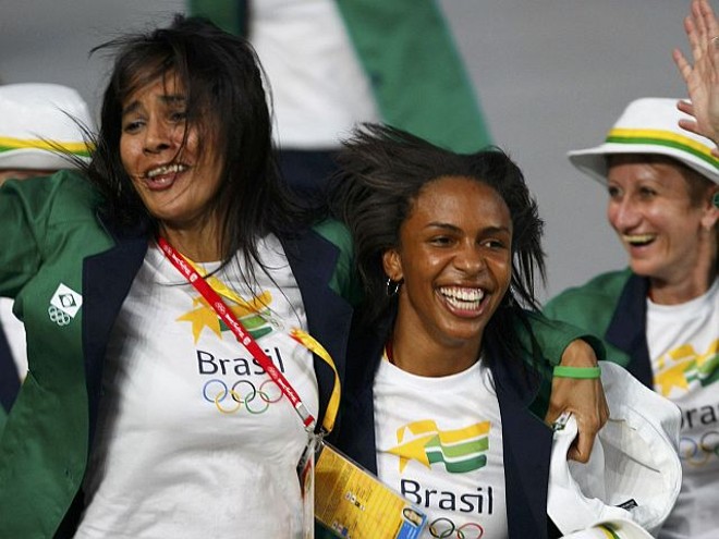 Brasileiros desfilaram vestidos de camiseta branca com o logo do