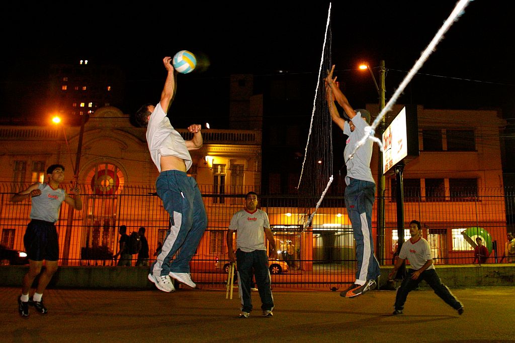 Quando não chove, funcionários de doceria jogam vôlei ao anoitecer, todos os dias | Daniel Derevecki/Gazeta do Povo