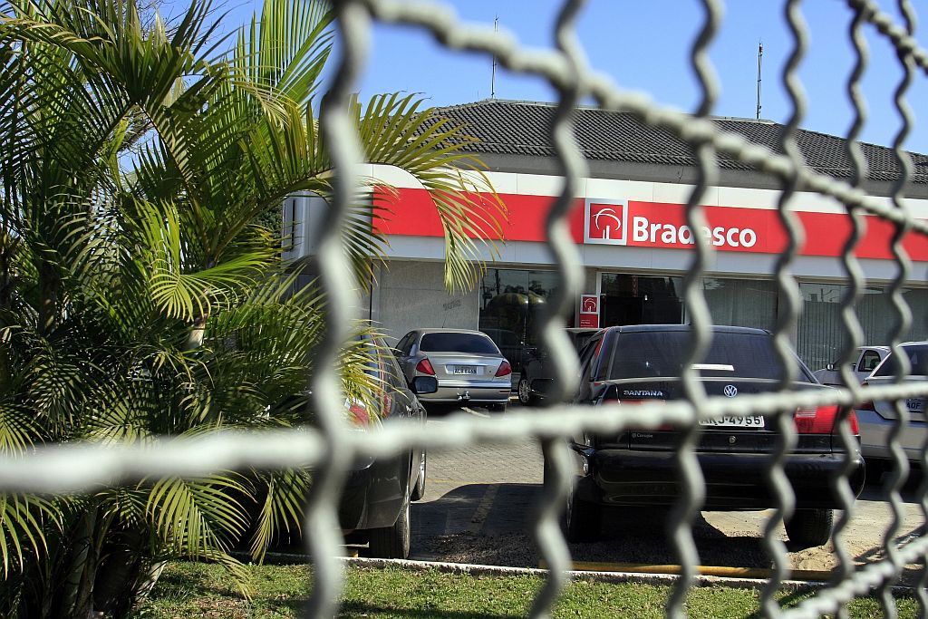 Má qualidade das imagens da câmera de segurança da agência bancária na qual Rosângela foi assassinada compromete investigação | Daniel Derevecki/Gazeta do Povo