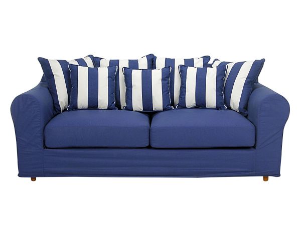 Sofá com capa azul Eugene da Tok&Stok, em tecido 60% algodão e 40% poliéster com tratamento impermeabilizante. Conjunto com capas também para almofadas custam R$ 655 | Divulgação/Tok&Stok