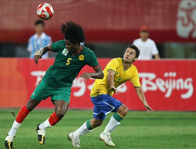 Alexandre Song afasta a bola de Rafael Sóbis |