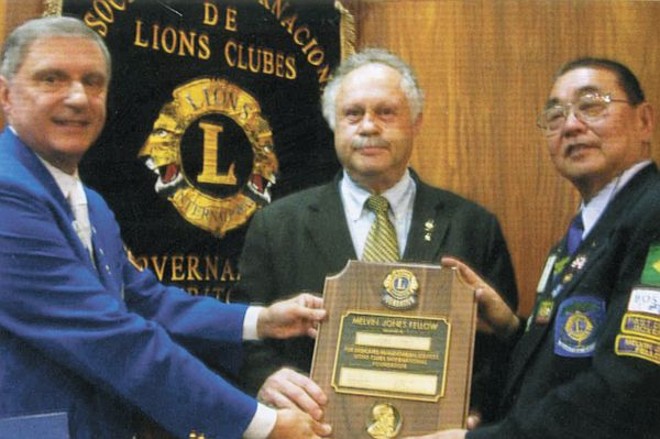 Troféu Melvin Jones - Na última reunião distrital do Lions Clube Curitiba Portão, o presidente da entidade, empresário Joel Lobo, recebeu das mãos do governador do Distrito LD1, Felisbino Imthon Bueno, e do ex-governador Toshihiro Ido, a mais alta honraria conferida pelo Lions Internacional, por sua colaboração à Campanha Mundial 