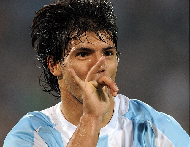 Sergio Aguero comemora o gol em homenagem a seu filho que irá nascer; genro de Maradona foi o carrasco brasileiro ao fazer dois gols | HOANG DINH NAM/AFP