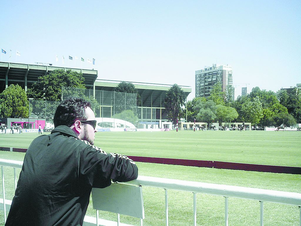 O blogueiro Túlio Bragança assistindo a um jogo de Polo em Palermo, o "Batel argentino" | Arquivo pessoal