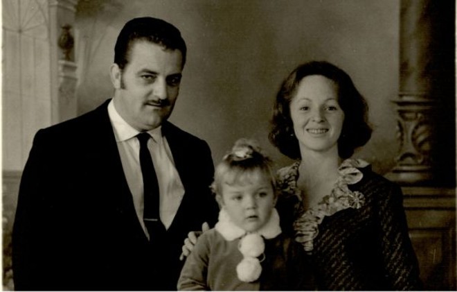 Com os pais, que deram liberdade para ela seguir o caminho da política |