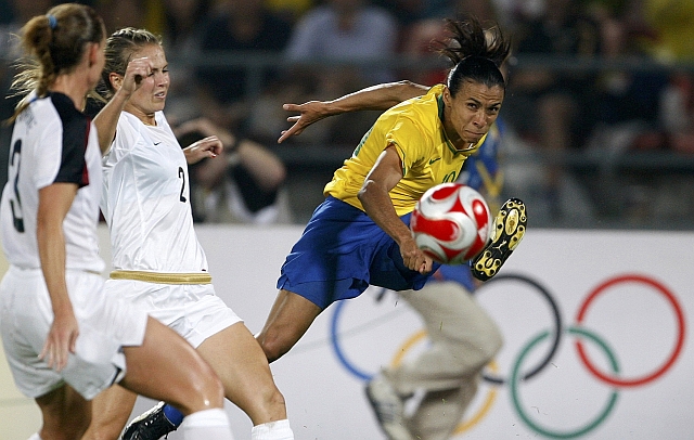Marta tenta jogada contra Mitts e Rampone; brasileira sofreu diante da forte marcação, mas mesmo assim criou grandes chances | MARCOS BRINDICCI/REUTERS