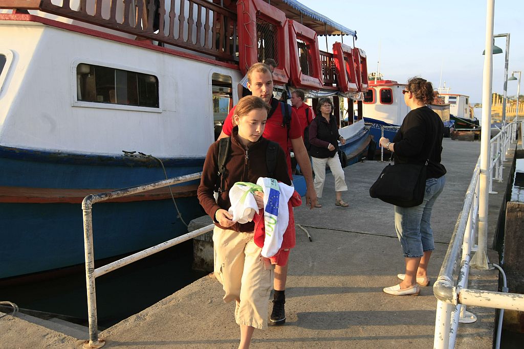 Grupo de turistas e músicos alemães desembarcou no final da tarde em Pontal do Sul | Antonio Costa/Gazeta do Povo