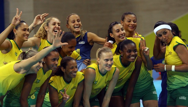 Meninas do Brasil posam para foto descontraída, após vencer as italianas por 3 sets a 0 |