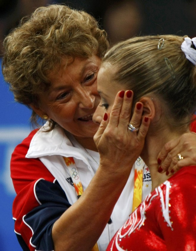 Apesar do consolo da sua treinadora, Alicia Sacramone ficou muito abatida após os erros |