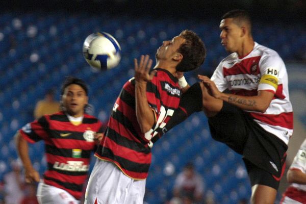 Jogo foi bastante disputado e até certo ponto feio. O Flamengo aproveitou a chance que teve e conseguiu a vitória | Rudy Trindade / Futura Press