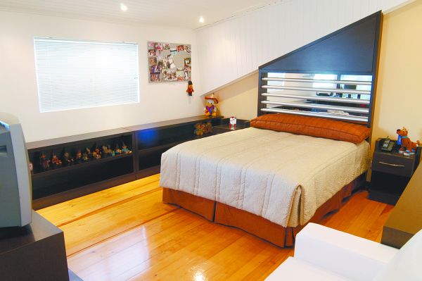 No quarto de Karina o teto pintado de branco traz amplitude ao ambiente |