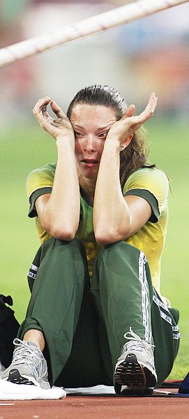 Fabiana Murer chegou a pensar em interromper a prova, se colocando entre a chinesa Shuying Gao e a pista de corrida para o salto. | Caio Guatelli/ Folha Imagem