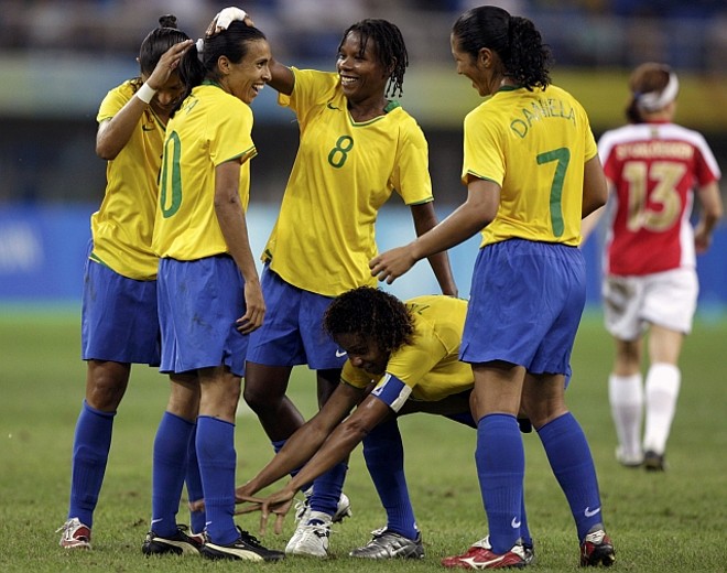 Jogadoras comemoram e Tânia reverencia Marta pelo gol marcado contra a Noruega | 