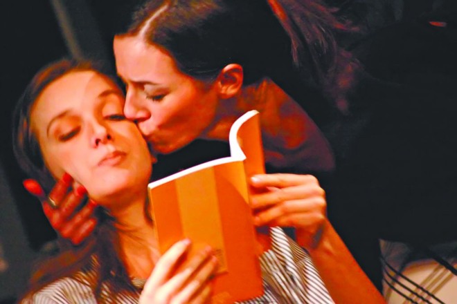 Verônica Rodrigues, com o livro em mãos, e Helena Portela: irmãs em Um Idiota de Presente |