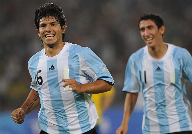 Aguero e Di maria comemoram gol argentino |