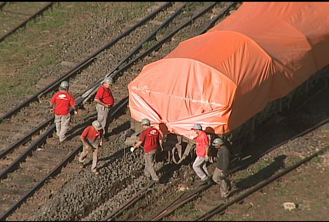 Funcionários da ALL trabalham na remoção do vagão que descarrilou | 