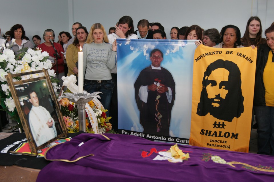 Familiares e amigos do Padre Adelir de Carli participam da missa e do enterro dos restos mortais do religioso na cidade de Ampére, Sudoeste do estado | Christian Rizzi/Gazeta do Povo