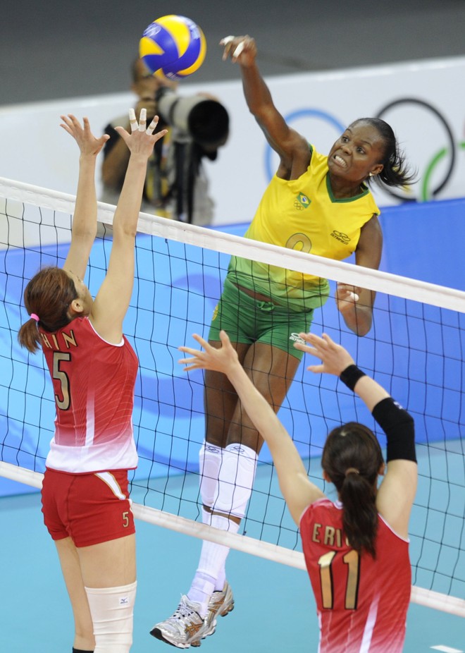 Fabiana sobe para mandar mais uma bola na quadra do Japão |