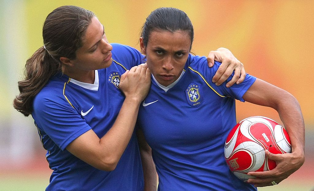 A lateral-direita Simone Jatobá e a meia Marta: além de vingar as decepções em Atenas e Sydney, vitória sobre os Estados Unidos é encarada como mais uma chance de impulsionar o futebol feminino no Brasil. | Rodolfo Bührer, enviado especial/ Gazeta do Povo
