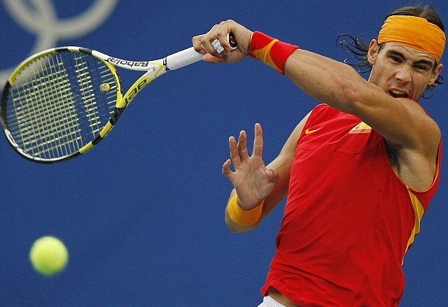 Por pouco, Rafael Nadal não se torna o primeiro tenista número 1 do Ranking da ATP a ser campeão olímpico, pois será efetivado amanhã; foi o primeiro ouro espanhol no tênis na história | BEHROUZ MEHRI/AFP