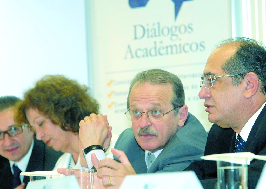 Tarso Genro com o presidente do STF, ministro Gilmar Mendes, em Brasília: PF deverá limitar uso de algemas | Antonio Cruz/ABr