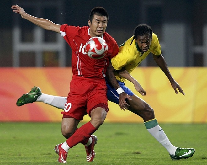 Han Peng toma a frente de Jô | 