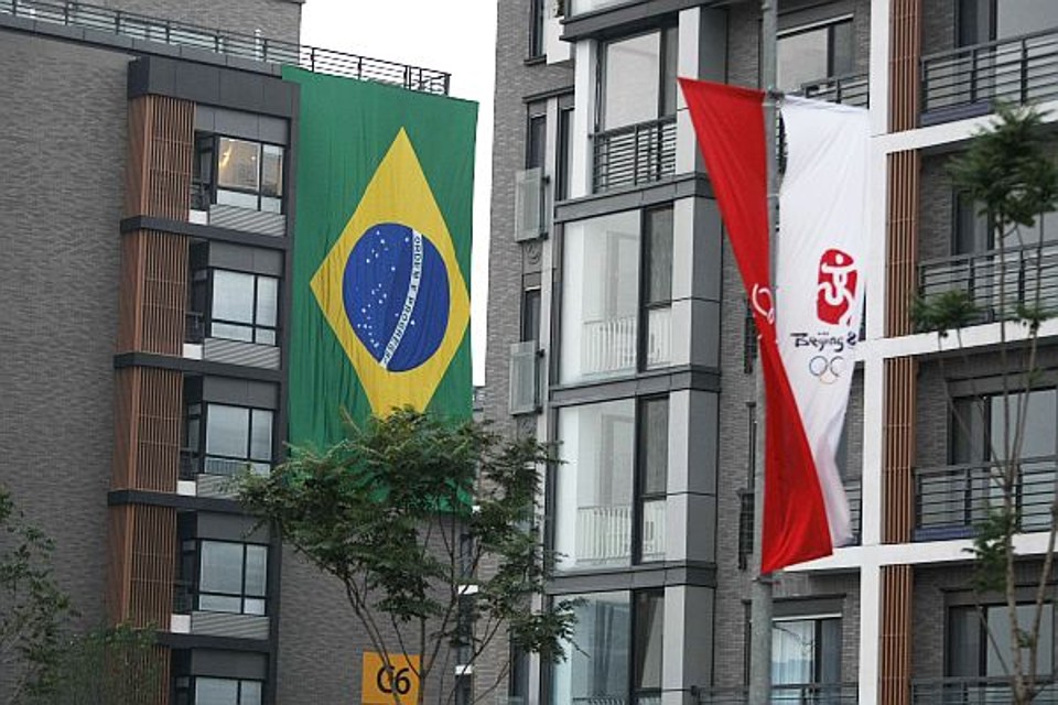 Vila Olímpica de Pequim virou lugar de tietagem, tanto dos próprios atletas como de fãs, loucos para encontrar com os astros do esporte mundial. | Fotos: Jonathan Campo, envaido epecial/Gazeta do Povo