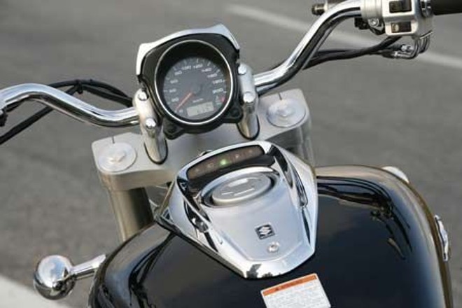 Velocímetro sob a mesa de direção |