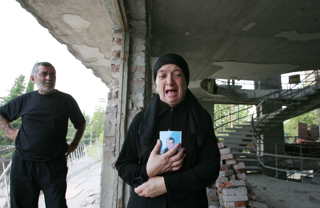Moradora chora com a foto do filho em mãos, que foi morto por tropas russas: Parlamento local pediu à Rússia o reconhecimento da independência | Umit Bektas / Reuters