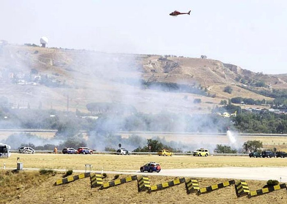 O avião caiu ao lado da pista, quando tentava decolar, e provocou um incêndio em um matagal | Reuters