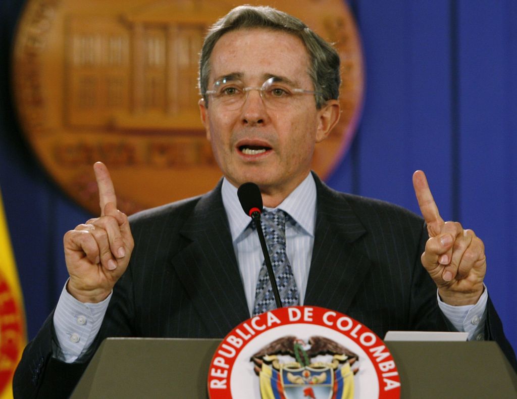 Uribe se defendeu em entrevista coletiva afirmando que não enlameou "os magistrados", apenas tinha que "escutá-los porque houve um tráfico de testemunhas que é grave" | John Vizcaino / Reuters