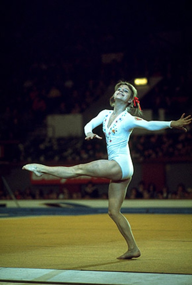 A soviética Olga Korbut não se abateu pela perda do ouro no individual e se destacou nas provas por equipes e por aparlehos | 