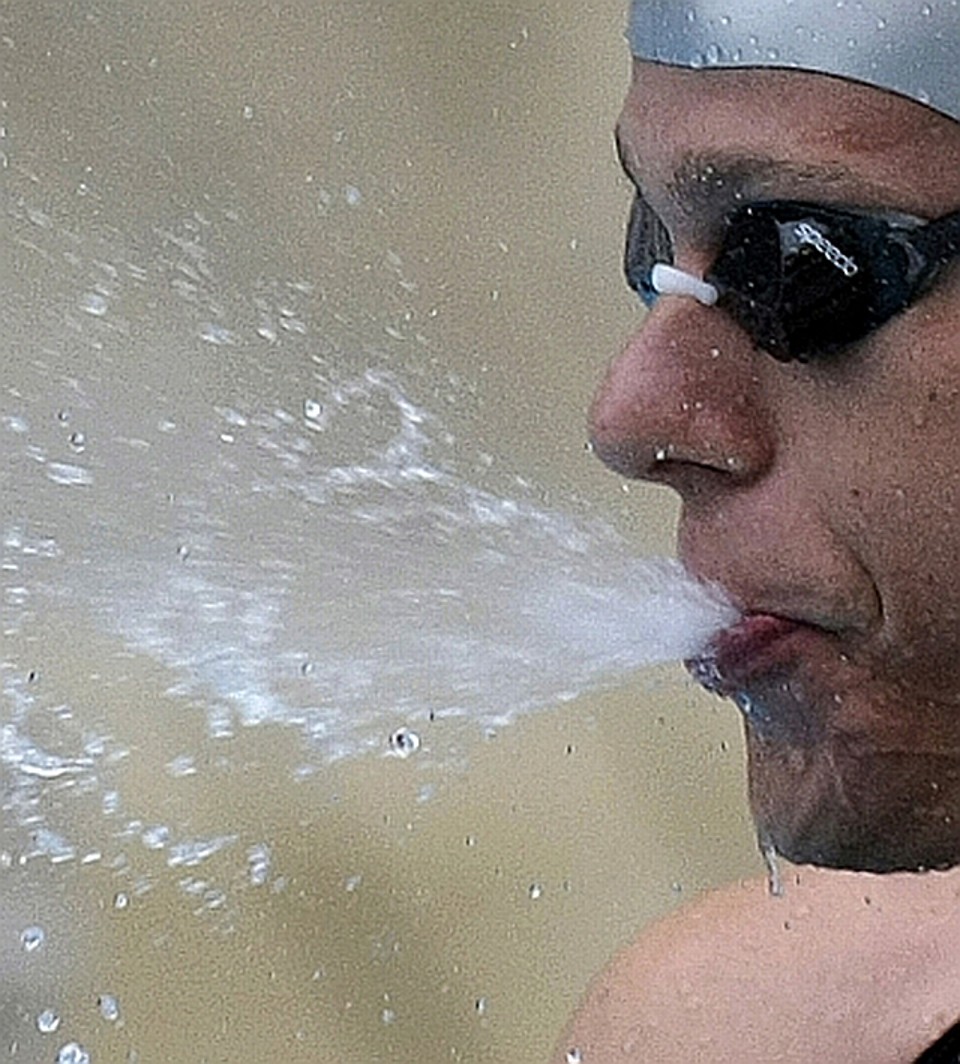 César Cielo em uma das etapas do seu ritual pré-prova, que inclui socos em si mesmo e água para todo o lado | SERGIO MORAES/REUTERS