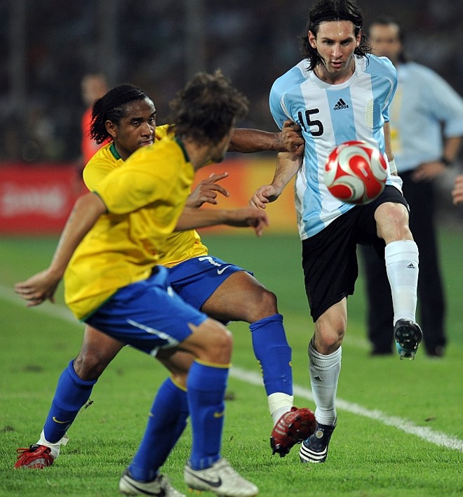 Messi faz jogada sobre Anderson e Rafinha; Argentino desequilibrou a defesa brasileira |