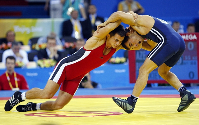 O russo Mankiev (de azul) luta pelo ouro contra o azeri Bairamov (de vermelho) e vence | Valery Hache/AFP