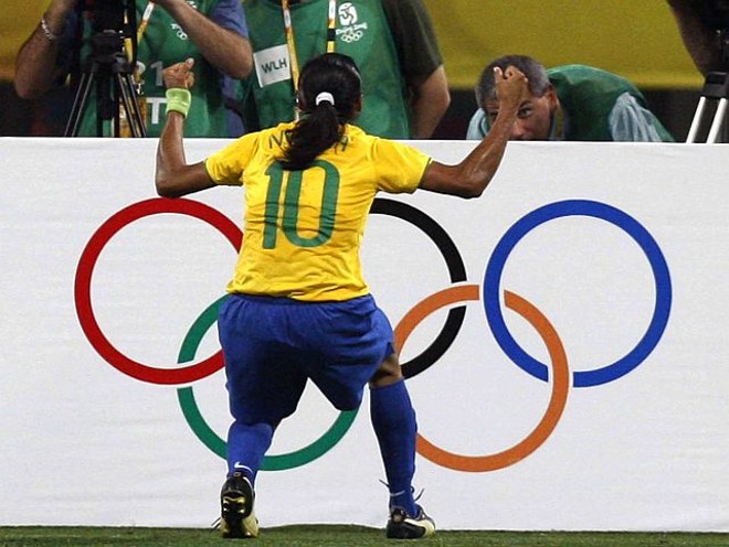 Marta comemora o segundo gol em cima da Coréia do Norte |