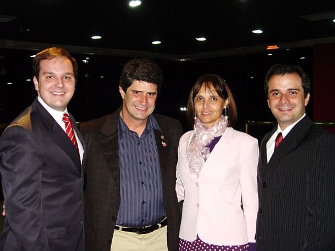 Os jovens tenores brasileiros Ricardo e Marcello com o presidente do Santa Mônica Clube de Campo, Raul Alcântara de Souza, e sua mulher, Laura. A dupla foi a atração da Noite Italiana no último sábado, que levou mais de mil pessoas ao clube | 