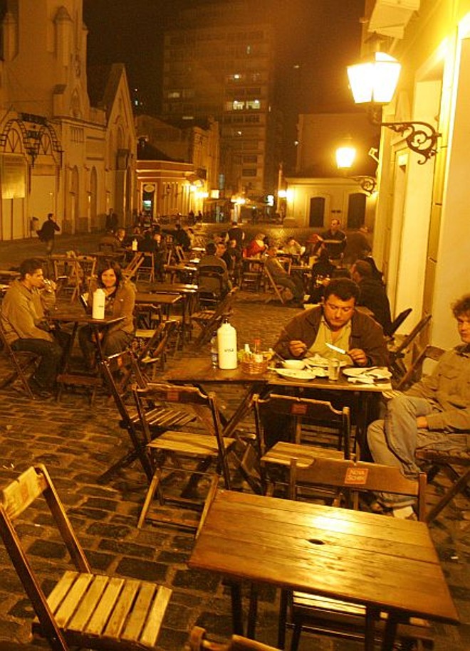 Largo da Ordem: lâmpadas especiais para as horas de lazer | 