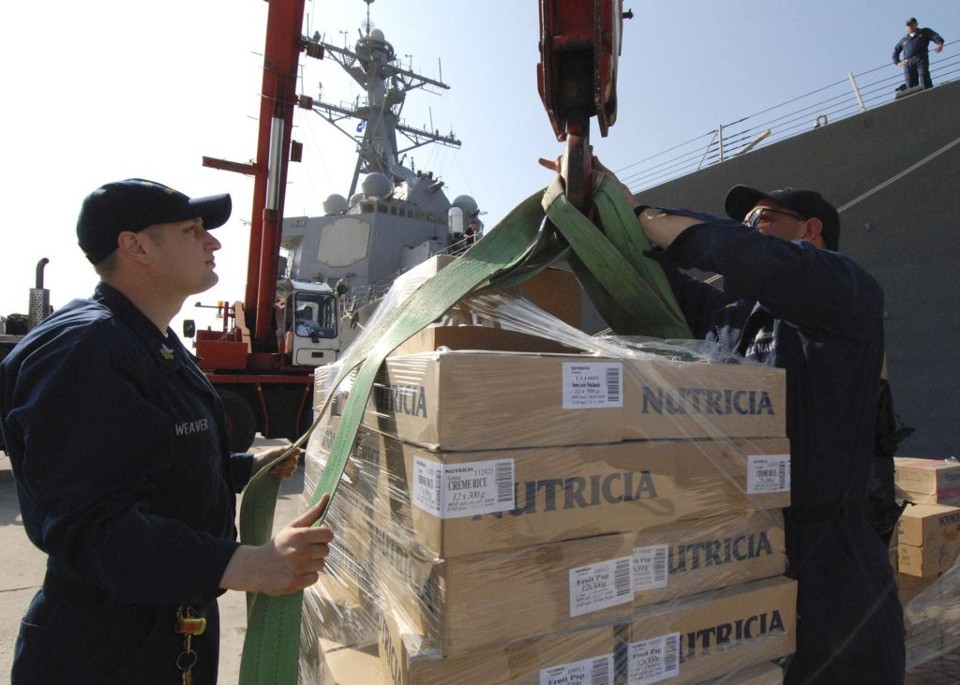 Embarcação da marinha leva mantimentos e medicamentos aos georgianos afetados pelo conflito com a Rússia | Eddie Harrison/U.S. Navy/ Reuters