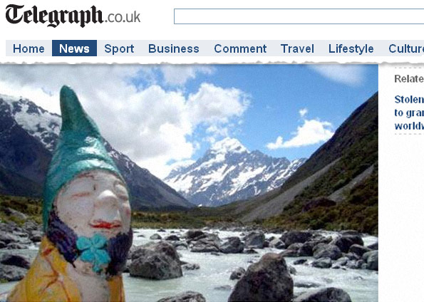 Álbum de fotos mostra diversos lugares por onde o anão teria passado | Reprodução