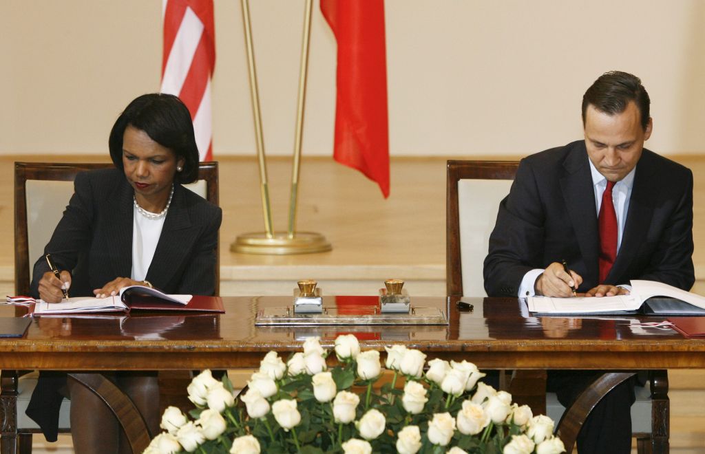 O ministro das relações exteriores da Polônia Radoslaw Sikorski assinou acordo com a secretária de Estado Condoleezza Rice: forma de lidar com as novas ameaças do século 21 | Kacper Pempel / Reuters