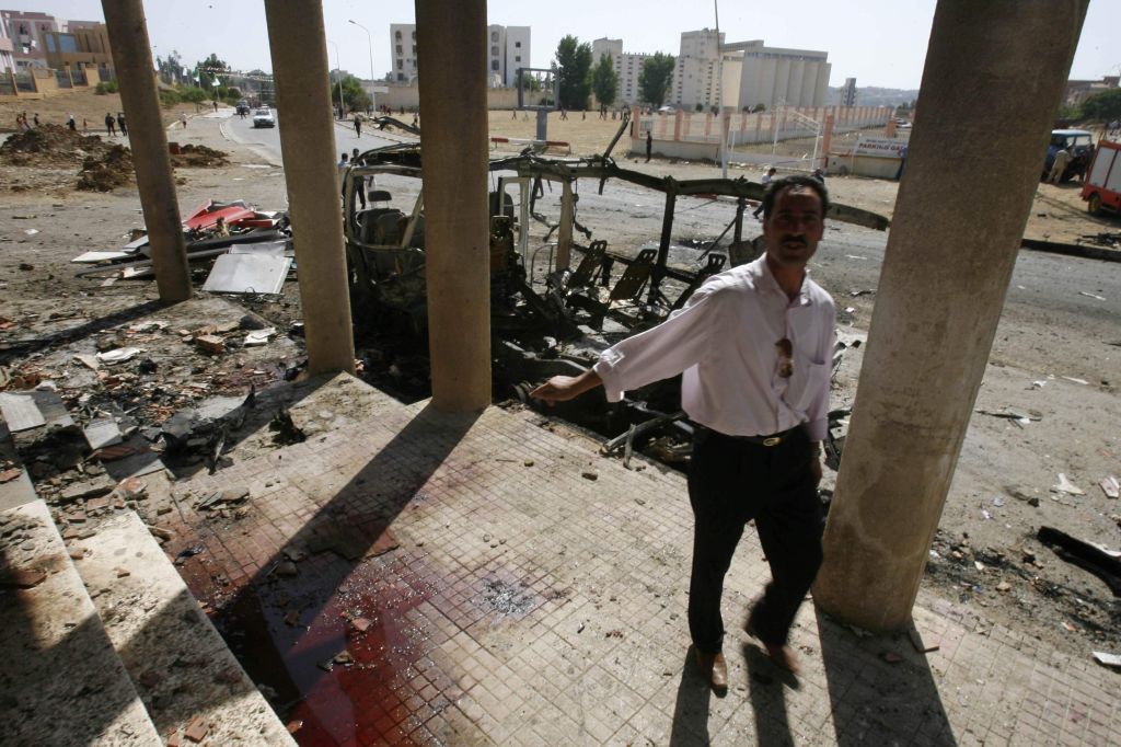 Braço da Al Qaeda reivindica a autoria de dois ataques na Argélia: sangue e destroços são as marcas do ataque de grupo | Zohra Bensemra / Reuters