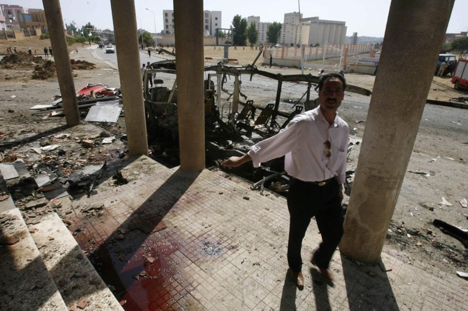Braço da Al Qaeda reivindica a autoria de dois ataques na Argélia: sangue e destroços são as marcas do ataque de grupo | Zohra Bensemra / Reuters