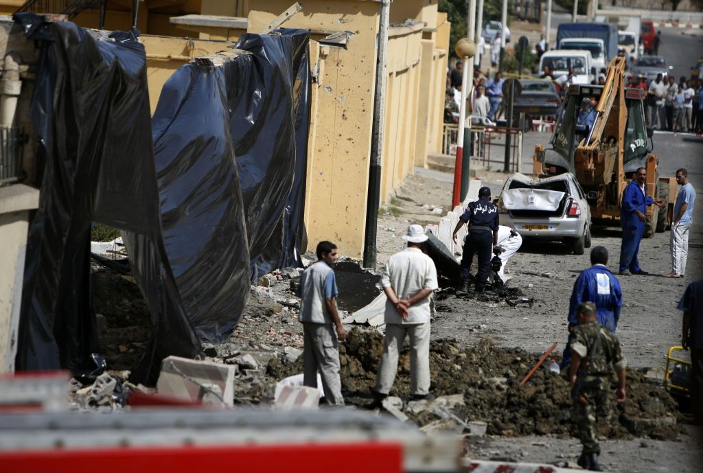 Dois carros-bomba explodiram diante de um hotel e um quartel em Bouira | Zohra Bensemra / Reuters